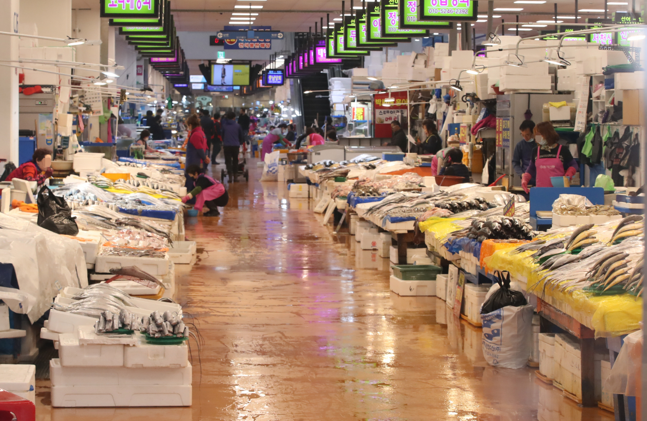 지난 26일 서울 동작구 노량진수산시장이 신종 코로나바이러스 감염증(코로나19) 여파로 손님이 줄어 한산한 모습을 보이고 있다. [연합]