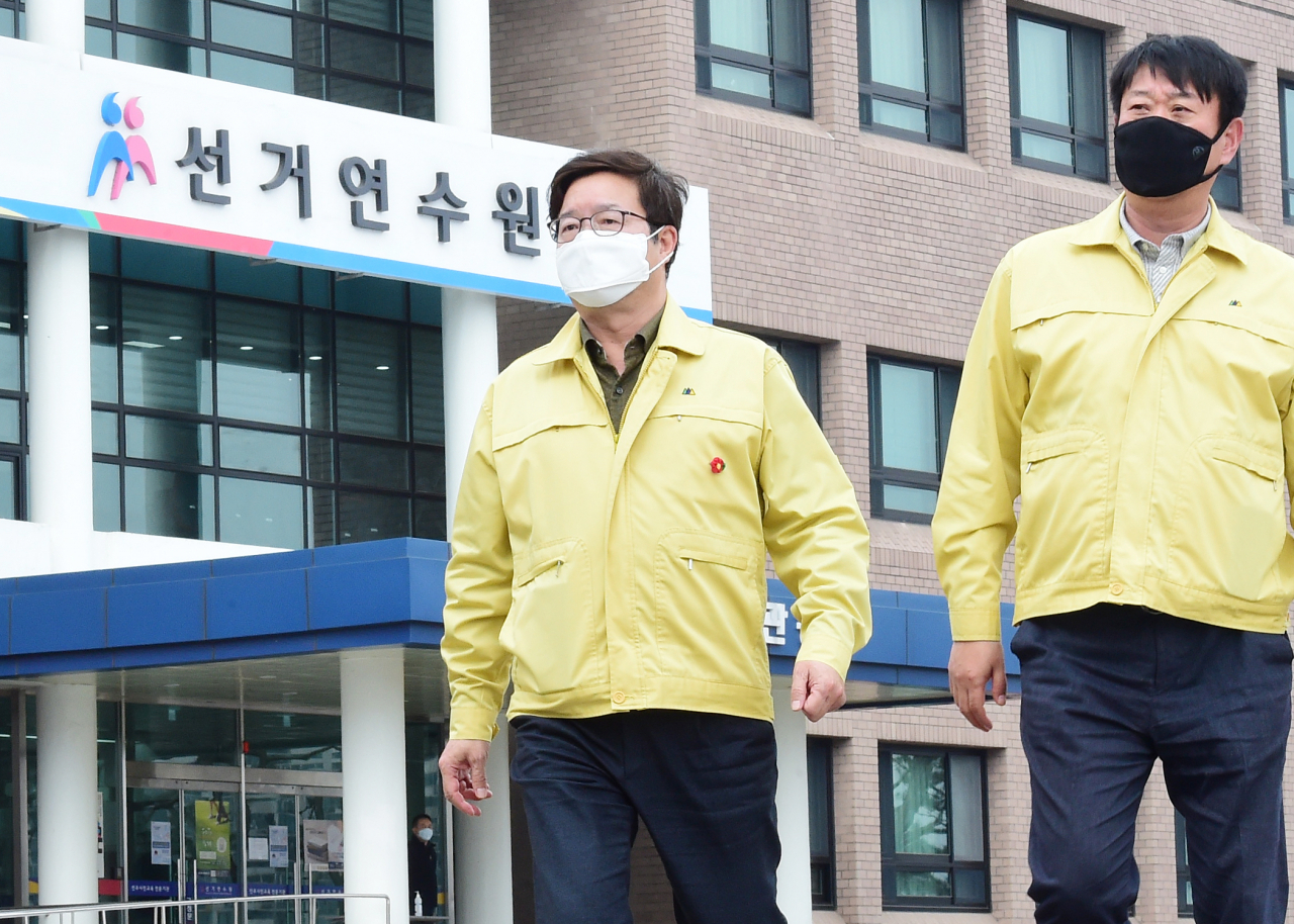 해외 입국자의 임시생활시설로 활용되는 선거연수원을 둘러보고 있는 염태영 수원시장. [수원시 제공]