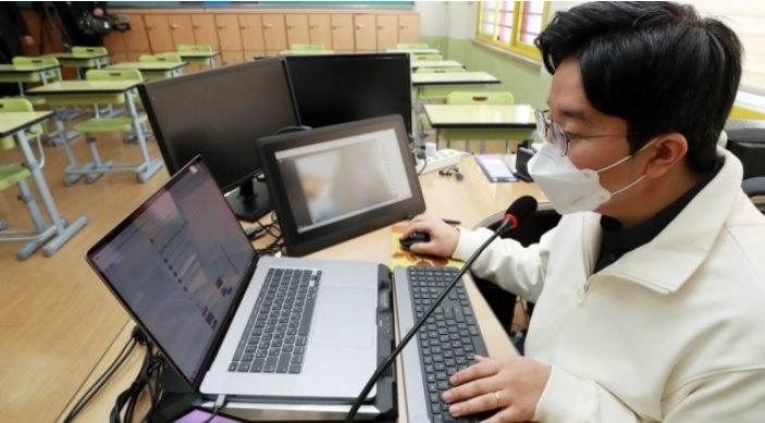 지난 30일 오전 서울 송파구 서울 영풍초에서 한 교사가 원격교육 수업을 하고 있다. 이 학교는 ‘원격교육 시범학교’다. [연합]