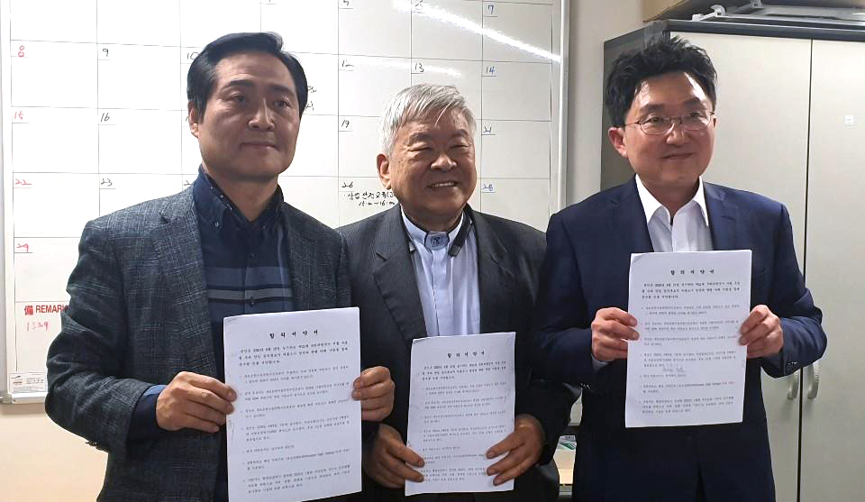 4·15 총선 서울 구로을에 출마한 김용태 미래통합당 후보(오른쪽)와 강요식 무소속 후보(왼쪽)가 여론조사 경선을 통한 후보 단일화에 합의했다. [연합]