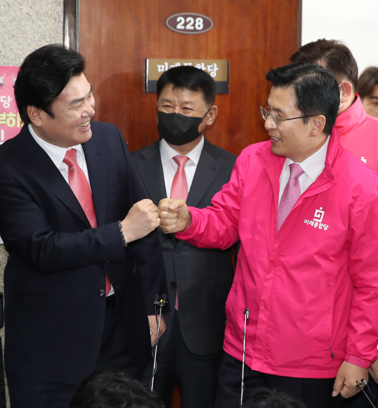 황교안 미래통합당 대표가 30일 서울 여의도 국회에서 중앙선거대책위원회 회의를 마친 뒤 원유철 미래한국당 대표와 만나 인사하고 있다. [연합]
