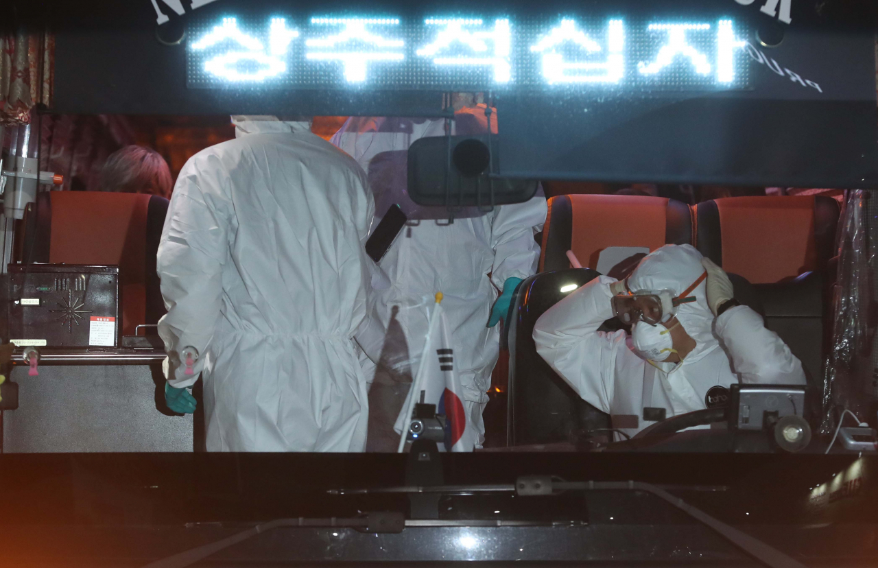 30일 오후 대구시 달성군 다사읍 제2미주병원에서 신종 코로나바이러스 감영증(코로나19) 환자가 버스를 타고 상주 적십자병원으로 이송되고 있다. 집단 감염이 발생한 대실요양병원과 같은 건물을 사용하는 제2미주병원에서는 코로나19 확진자가 앞서 다수확인덴데 이어 이날도 추가로 나왔다. 연합뉴스