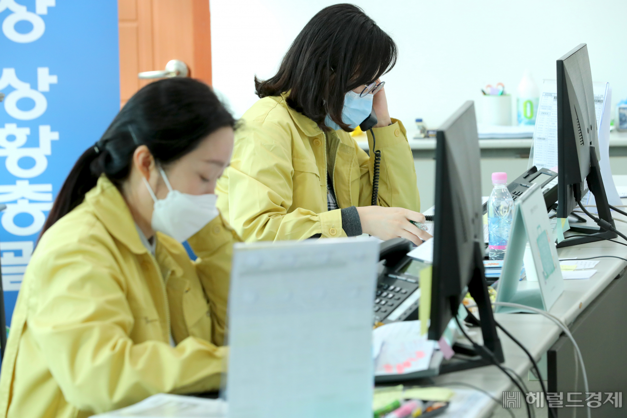 서울 성동구 모니터링 요원들이 자가격리 대상자에게 건강상태 등을 전화로 관리 하고 있다. [성동구 제공]