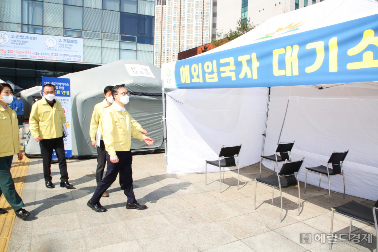 유성훈 서울 금천구청장이 코로나19 감염병 확산 차단을 위해 기존 선별진료소 대기시설과 별도로 해외입국자를 위해 추가로 마련한 대기시설을 살펴보고 있다. [금천구 제공]