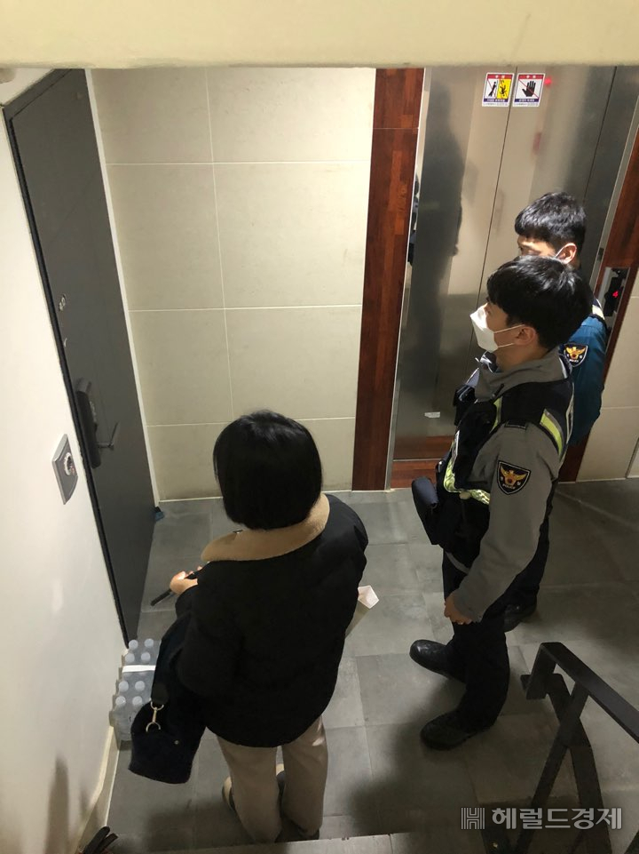 서울 강남구 모니터링 요원과 경찰관이 합동으로 자가격리 대상자 격리 장소를 불시에 찾았다. [강남구 제공]