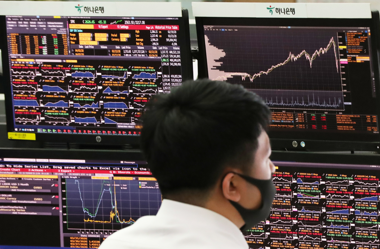 31일 오전 서울 을지로 하나은행 본점 딜링룸에서 한 외환딜러가 환율과 주가 변동 추이를 지켜보고 있다. 이날 코스피 지수는 전장보다 22.17포인트 오른 1,739.29에서 출발해 강세 흐름을 이어가고 있다. 연합뉴스