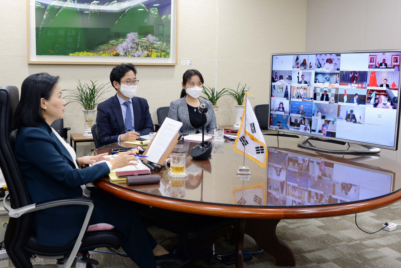 유명희(왼쪽 첫번째) 산업통상자원부 통상교섭본부장이 30일 오후 정부세종청사에서 G20 특별 정상회의 후속 차원으로 열린 G20 화상 통상장관회의에 참석해 인사말을 하고 있다. [연합]