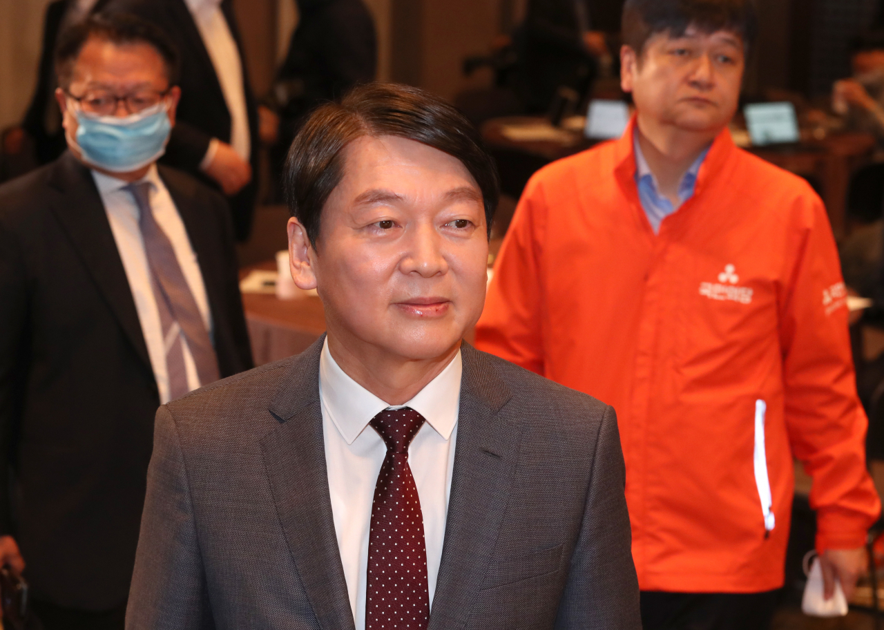 안철수 국민의당 대표가 31일 오전 서울 한국프레스센터에서 열린 관훈토론회장으로 입장하고 있다. [연합]