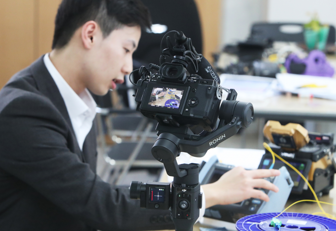 30일 오후 경기도 수원시 삼일공업고등학교에서 교사가 온라인 수업을 위해 실습 과정을 녹화하고 있다.[연합]