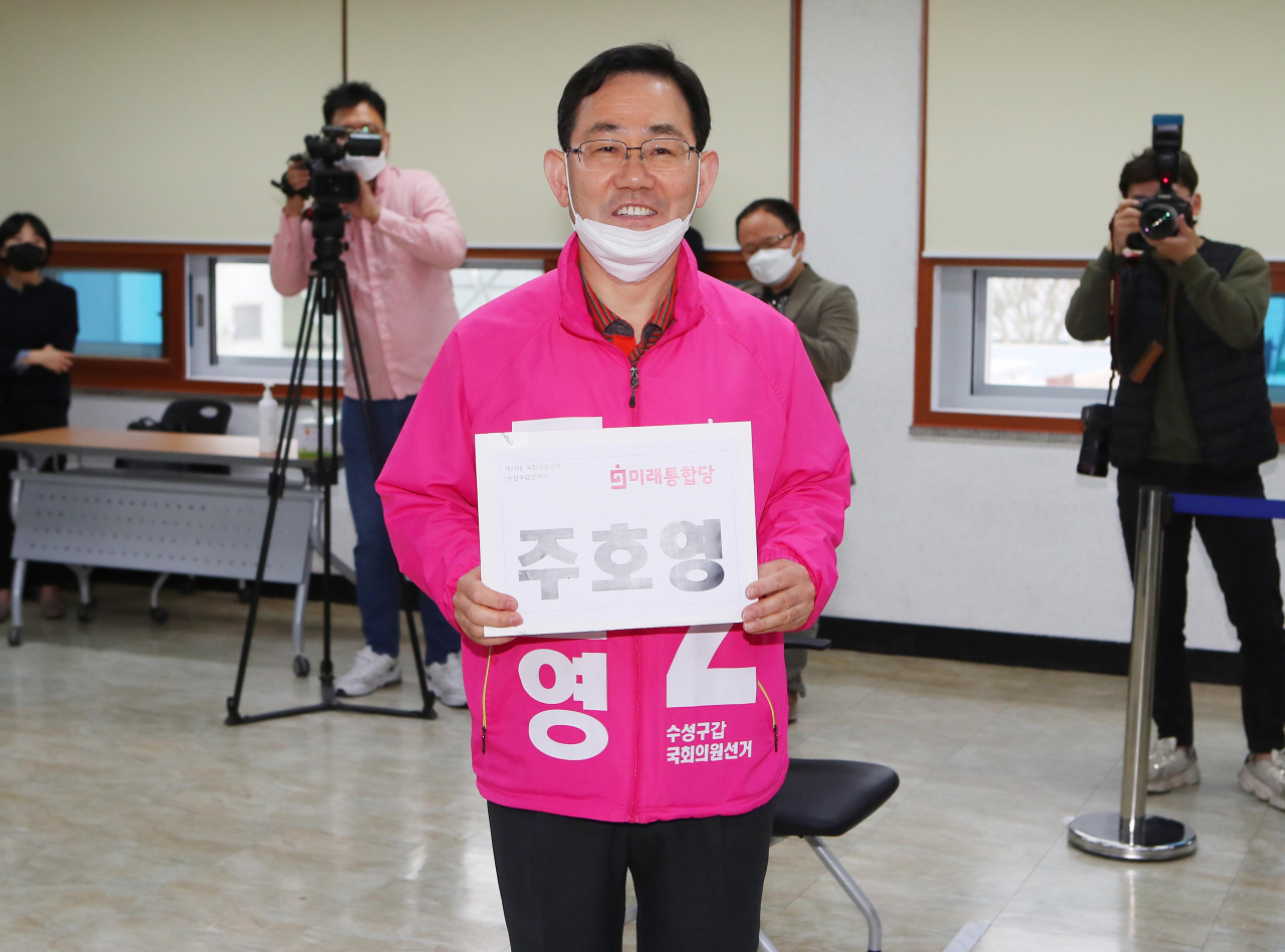 제21대 총선에서 대구 수성갑에 출마하는 주호영 미래통합당 후보가 26일 오전 대구 수성구선거관리위원회에서 후보 등록을 하고 있다. [연합]