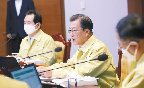 문재인 대통령이 31일 국무회의서 “격리조치를 위반할 경우 공동체의 안전을 지키기 위해 단호하고 강력한 법적 조치가 따라야 한다”고 밝혔다. [연합]