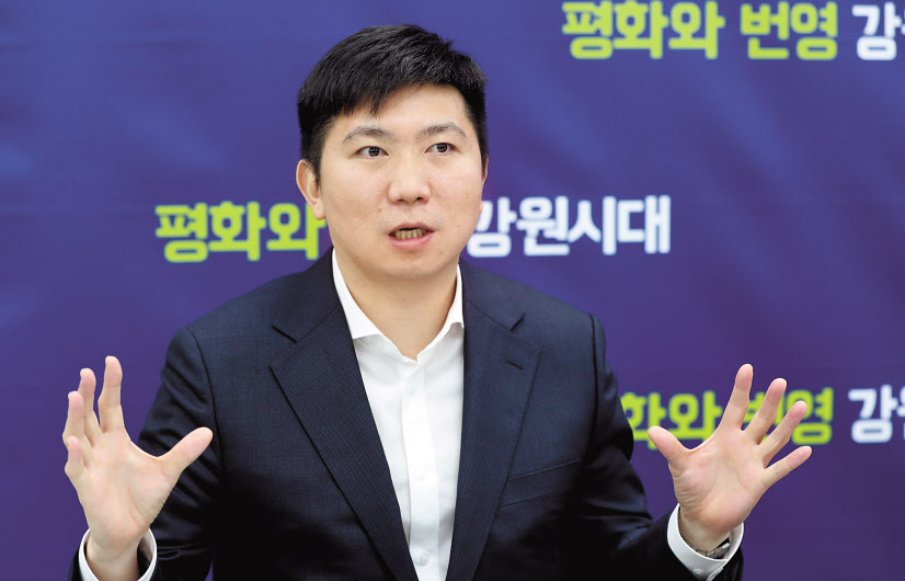 평창포럼 방역 대책 설명하는 유승민 이사장 [연합]
