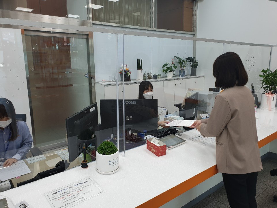 시청 민원여권과에 투명 아크릴 판으로 된 안심 가림막을 설치했다. [용인시 제공]