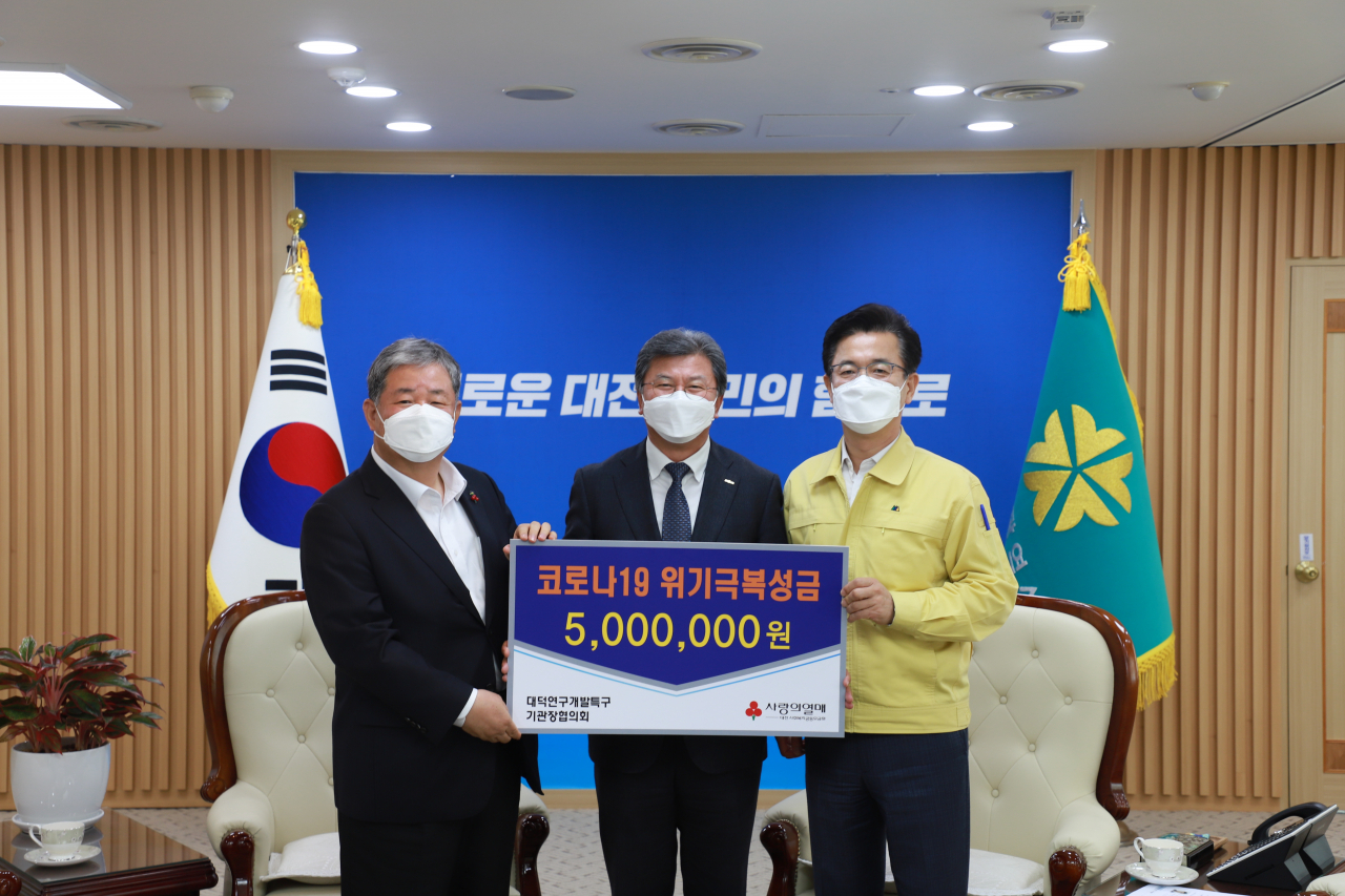 31일 대전시청에서 열린 코로나19 위기 극복을 위한 성금 기탁식에서 김복철(가운데) 연기협 회장, 허태정(오른쪽) 대전시장, 정태희 사회복지공동모금회 회장이 기념촬영을 하고 있다. [연기협 제공]
