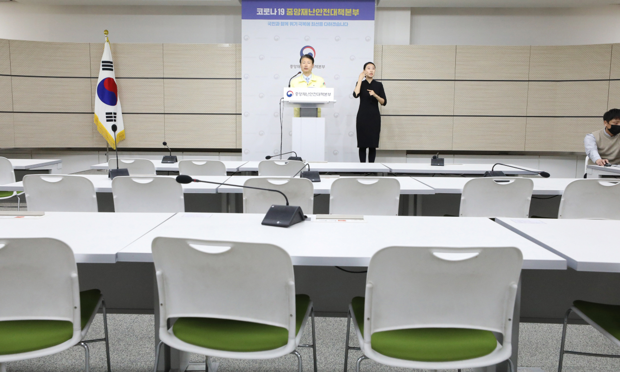 코로나19 확진자의 접촉자로 분류돼 14일간 자가격리에 들어갔던 김강립 중앙재난안전대책본부 제1총괄조정관(보건복지부 차관)이 지난 30일 오전 세종시 정부세종청사에서 코로나19 대응 중앙재난안전대책본부 회의 결과 등 정례브리핑을 하고 있다. [연합]