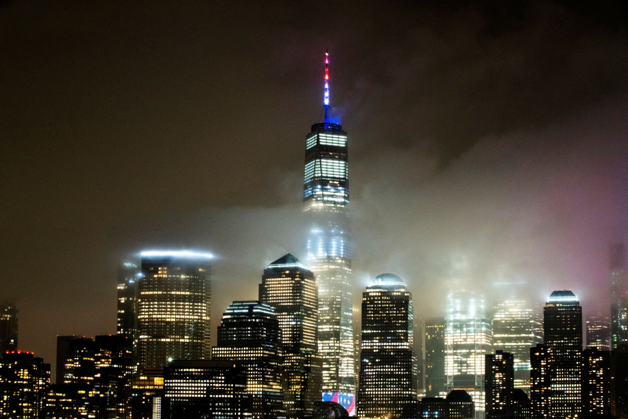 미국 뉴욕의 The One World Trade Center 꼭대기에 코로나19에 대한 경각심을 일깨우고, 전쟁 대비 같은 노력이 진행되고 있음을 상징하는 3색(적,백,청) 불빛이 켜져 있다. [로이터]