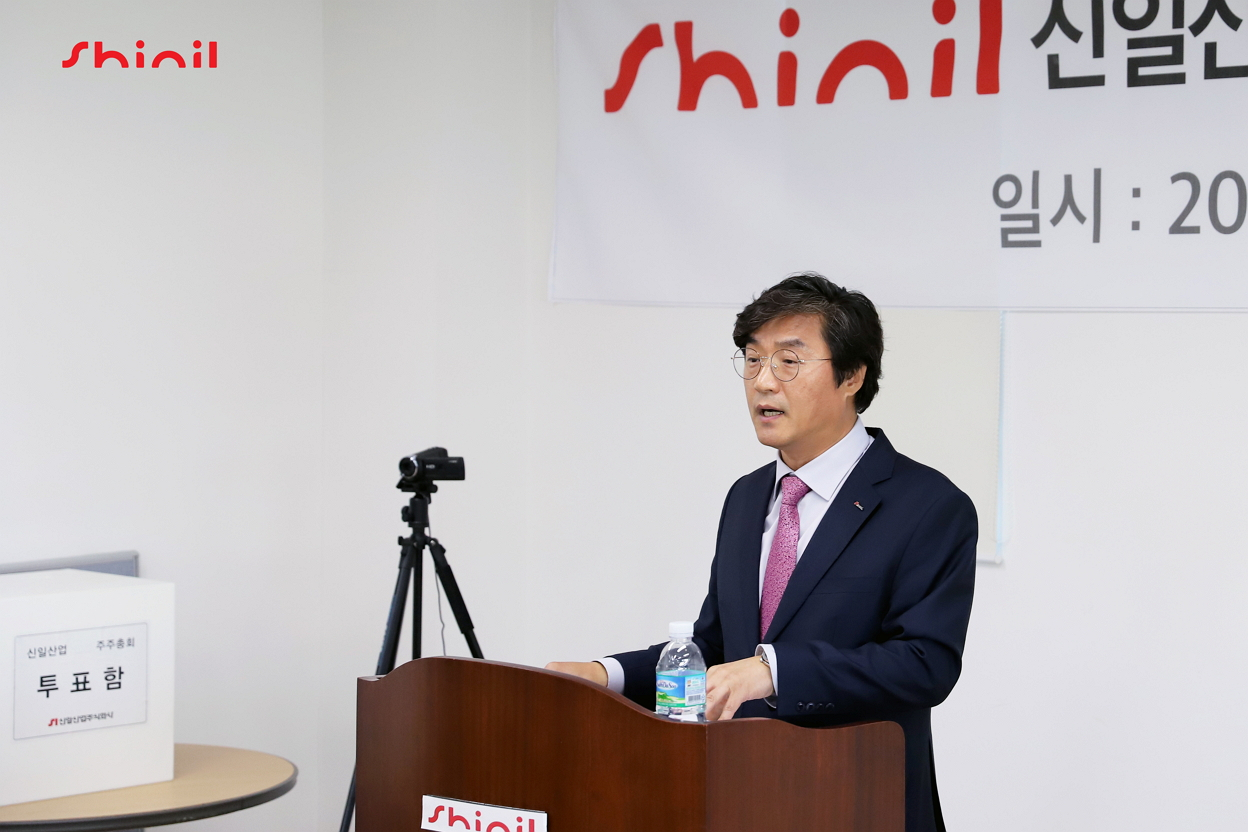 정윤석 대표가 30일 진행된 정기주총에서 사명을 신일전자로 변경하는 안건을 설명하고 있다.[신일전자 제공]