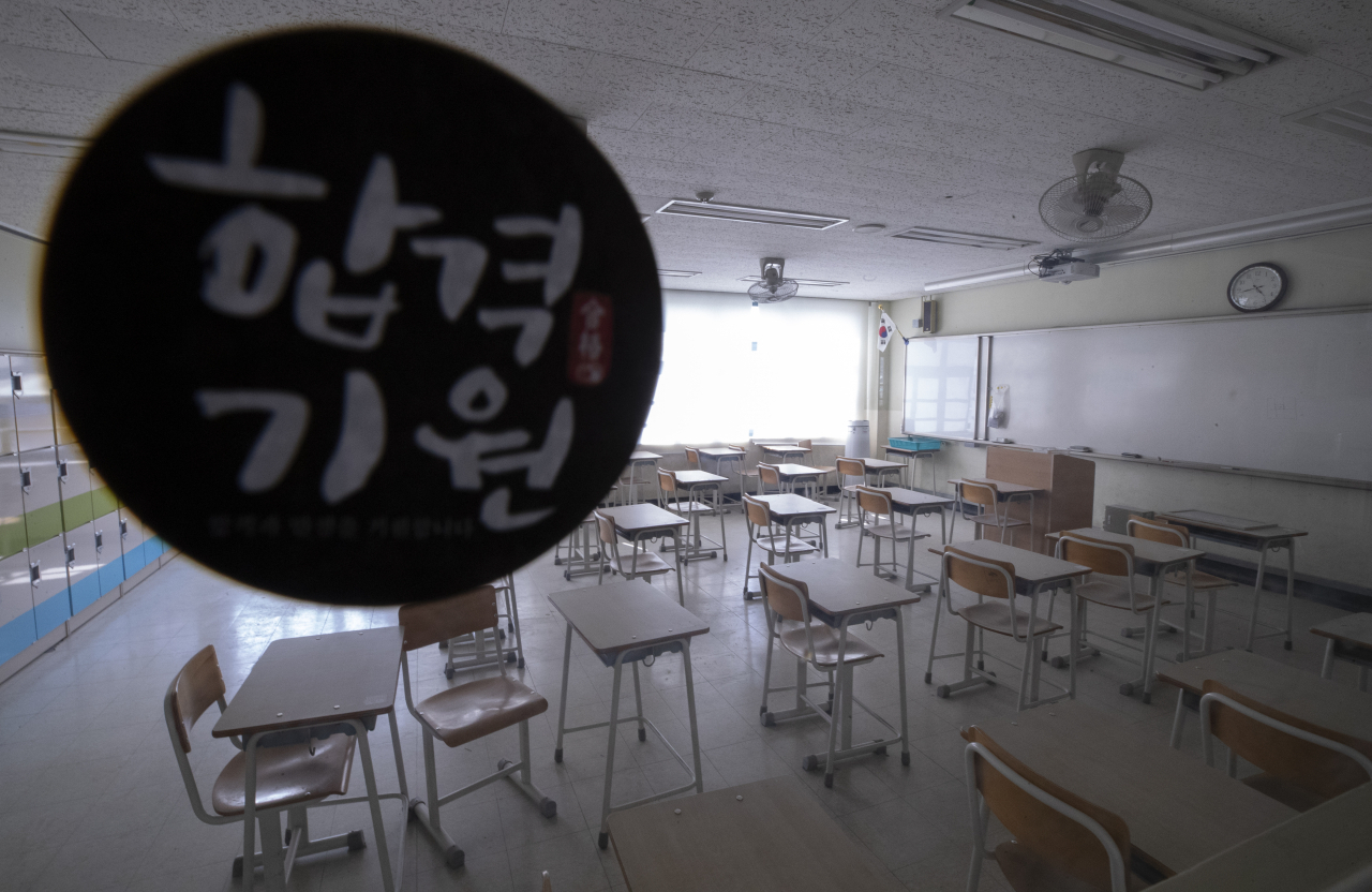 지난 18일 서울 용산고등학교 3학년 교실 창문에 '합격 기원' 문구가 새겨진 스티커가 부착돼 있다. [연합]