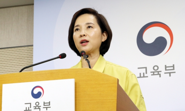 유은혜 사회부총리 겸 교육부 장관이 31일 오후 세종시 정부세종청사에서 신종 코로나바이러스 감염증(코로나19) 대응을 위한 초·중·고교 개학 방안 및 대학수학능력시험시행 기본계획 브리핑을 하고 있다. [연합]
