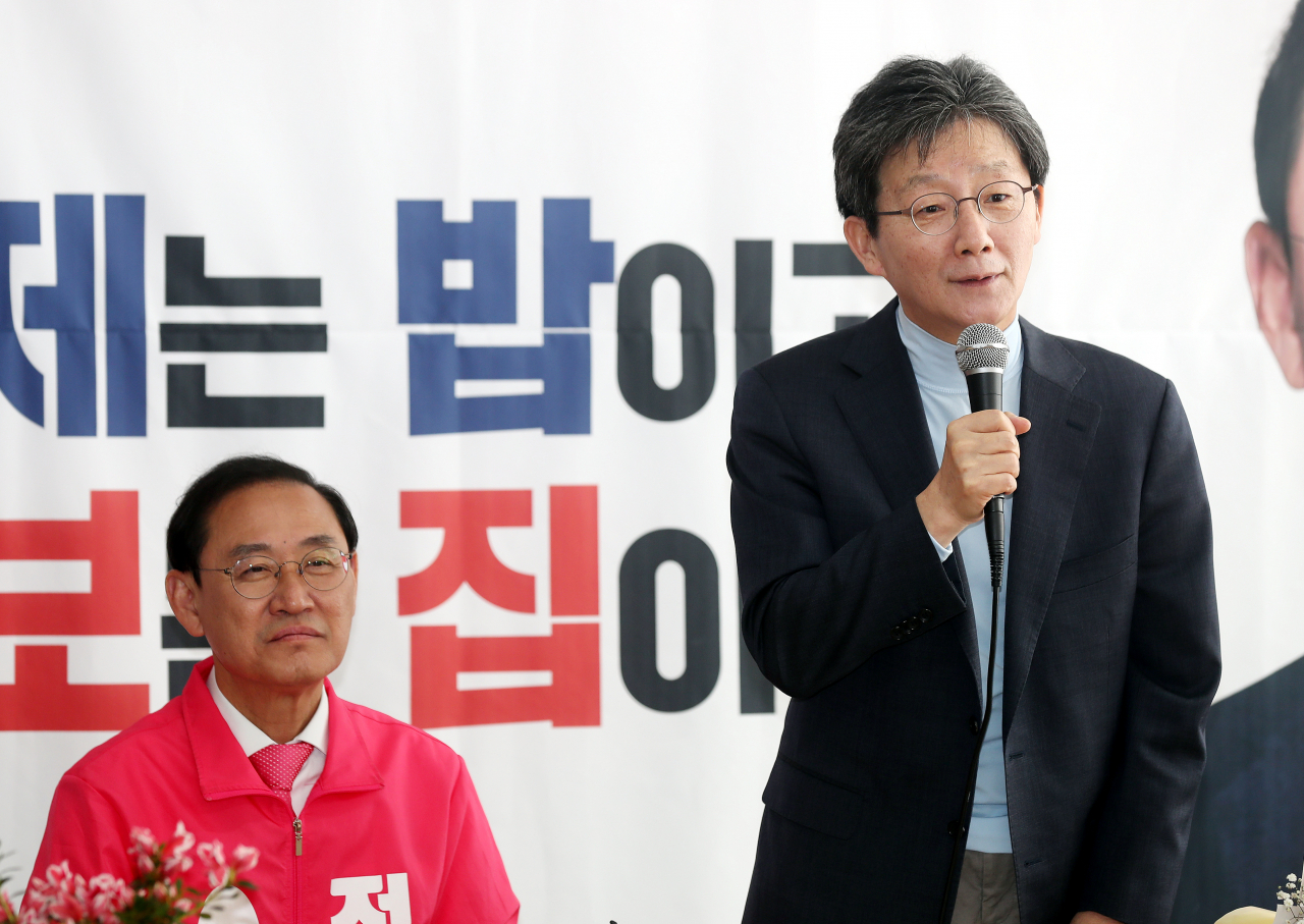 유승민 미래통합당 의원이 31일 오전 인천시 부평구 제21대 총선 부평갑 정유섭 후보사무실에서 지지자들에게 당을 응원해달라는 당부의 말을 전하고 있다. 왼쪽은 정 후보. [연합]