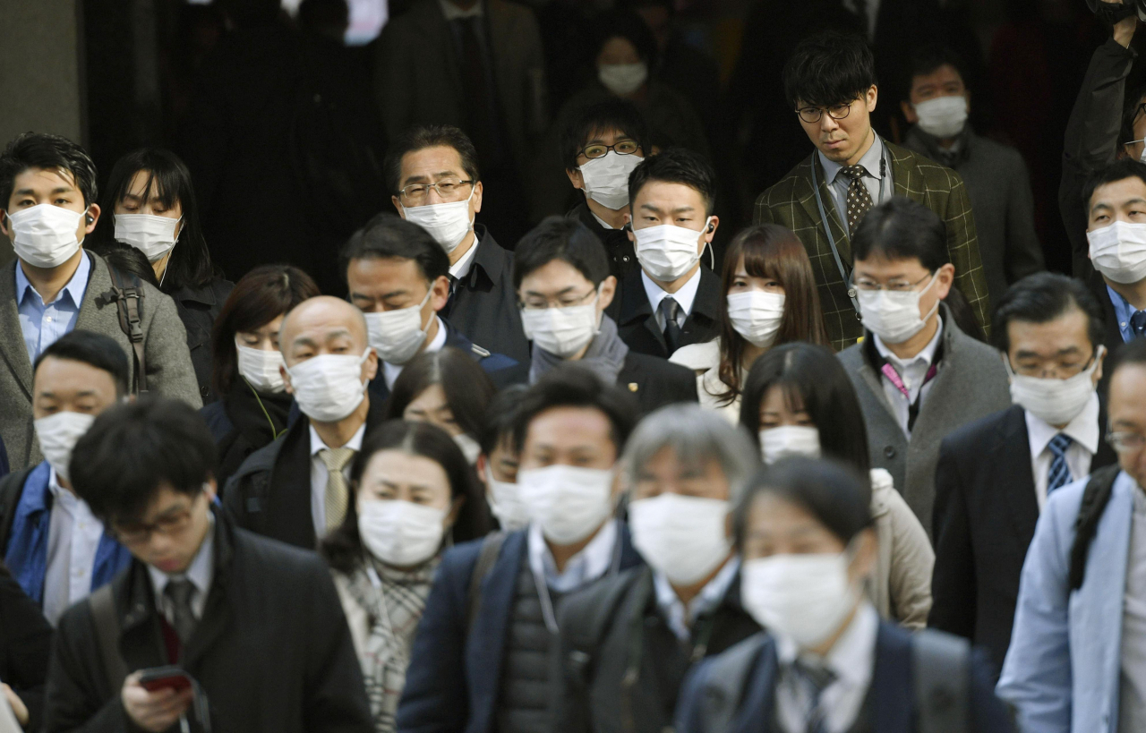 지난달 26일 오전 일본 도쿄도(東京都)에서 마스크를 쓴 직장인들이 출근하고 있다. 고이케 유리코 일본 도쿄도 지사는 전날 기자회견에서 도쿄의 신종 코로나바이러스 감염증(코로나19) 감염자가 폭발적으로 증가할 가능성을 제기하며 외출 자제 및 재택 근무를 촉구했다. [연합]