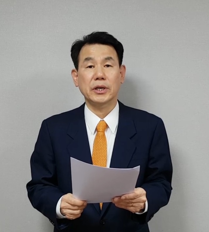 협상 차 미국을 다녀와 자가격리 중인 정은보 한미 방위비분담금 협상 대사가 31일 정부 e-브리핑 영상 메시지를 통해 주한미군 한국인 근로자 무급휴직 관련 발언을 하고 있다. 정 대사는 이날 올린 영상에서 “오늘 주한미군사령부는 주한미군 한국인 근로자 일부에 대해서 무급휴직을 예정대로 내일 4월 1일부터 시행할 것임을 알려왔다”고 밝혔다. [연합]