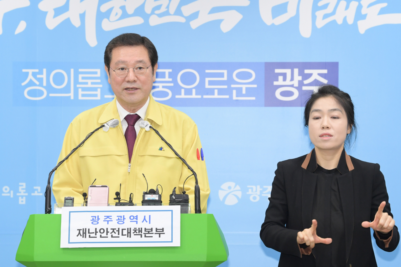 이용섭 광주시장은 31일 시청 브리핑룸에서 열린 기자회견에서 ‘광주시는 지난 23일 발표한 긴급 생계비 지원 대책을 정부의 긴급 재난지원금과 관계없이 시행한다’고 밝혔다. 사진은 기자회견 하는 이용섭 광주시장. [연합]