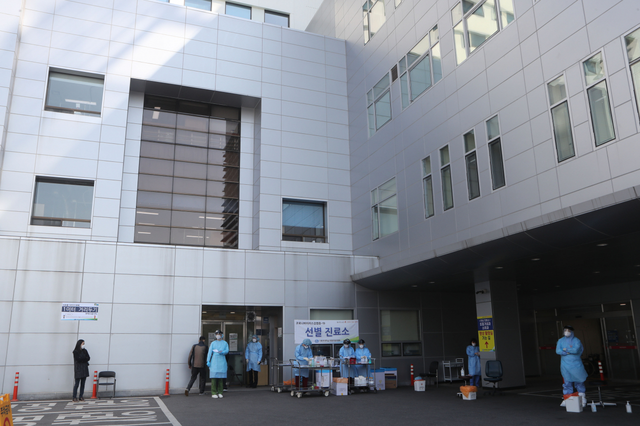 31일 경기도 의정부시 금오동 가톨릭대학교 의정부성모병원에서 선별진료소가 분주한 모습을 보이고 있다. 전날 이 병원에 입원해 있던 82세 여성이 신종 코로나바이러스 감염증 확진 판정을 받으면서 8층 병동이 폐쇄됐다. 이후 역학 조사에서 간호사 및 간병인 등 7명이 추가 감염된 것으로 드러나면서 전체 폐쇄가 결정됐다. [연합]