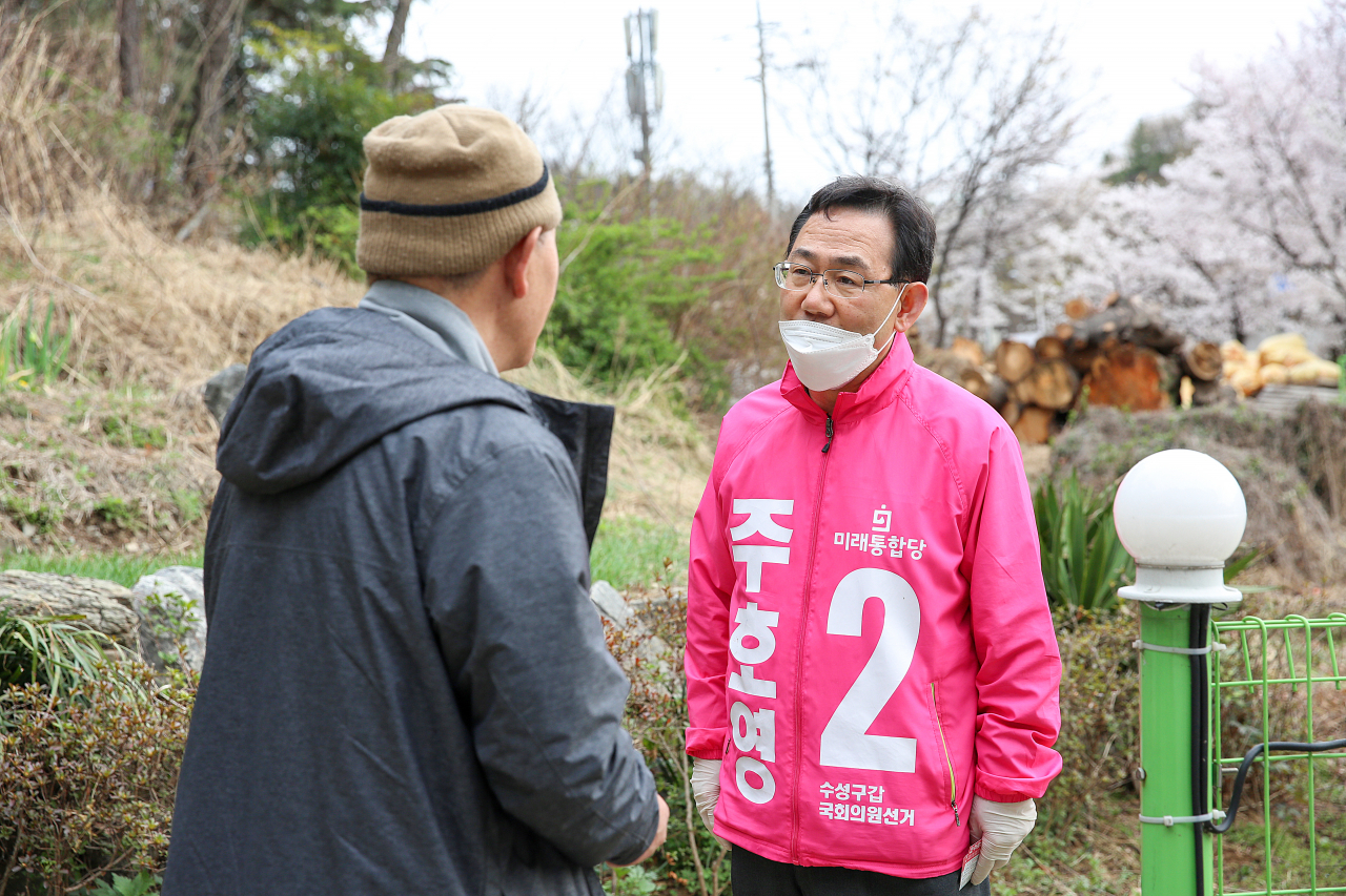 주호영 미래통합당 의원이 대구 수성갑 지역구에서 유권자와 만나고 있다. [주호영 의원실 제공]