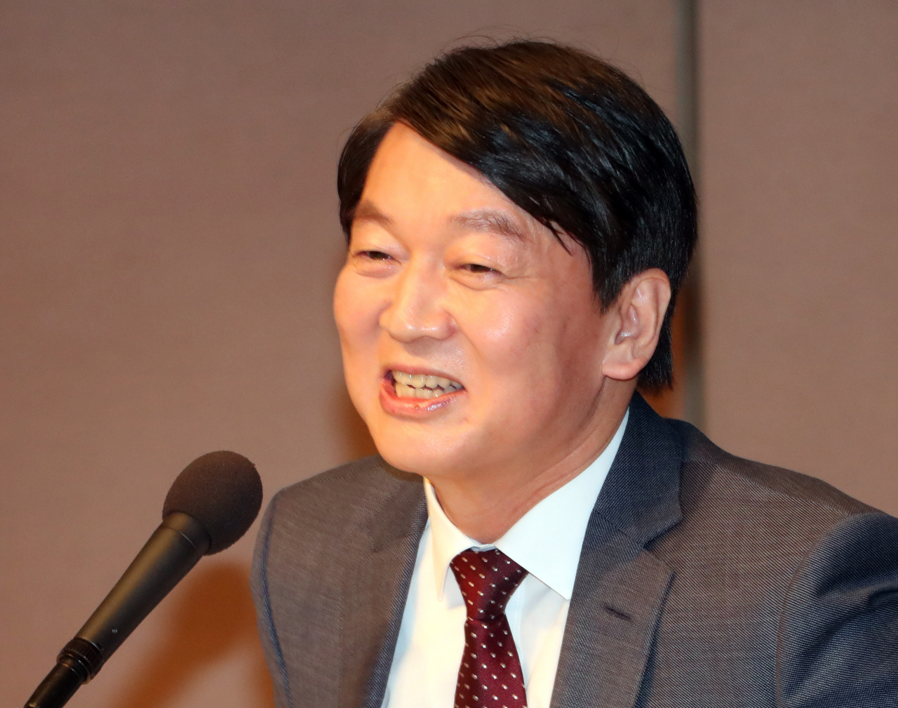 국민의당 안철수 대표가 지난 31일 서울 한국프레스센터에서 열린 관훈토론회에서 웃음을 짓고 있다. [연합]