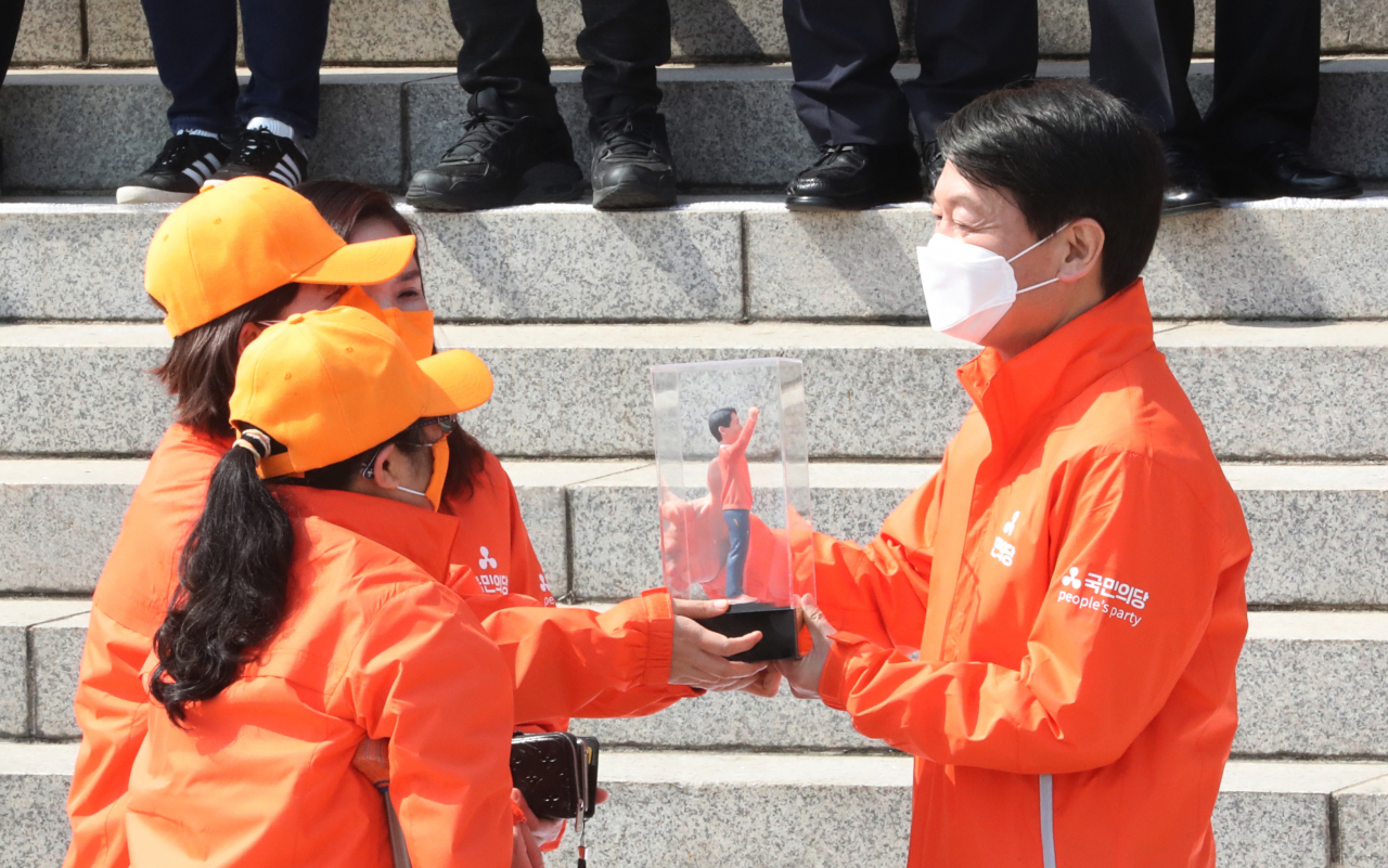 안철수 국민의당 대표가 31일 오후 서울 여의도 국회 본청 계단에서 열린 선거대책위원회 출범 행사에서 지지자들로부터 '안철수 피규어'를 선물받고 있다. [연합]