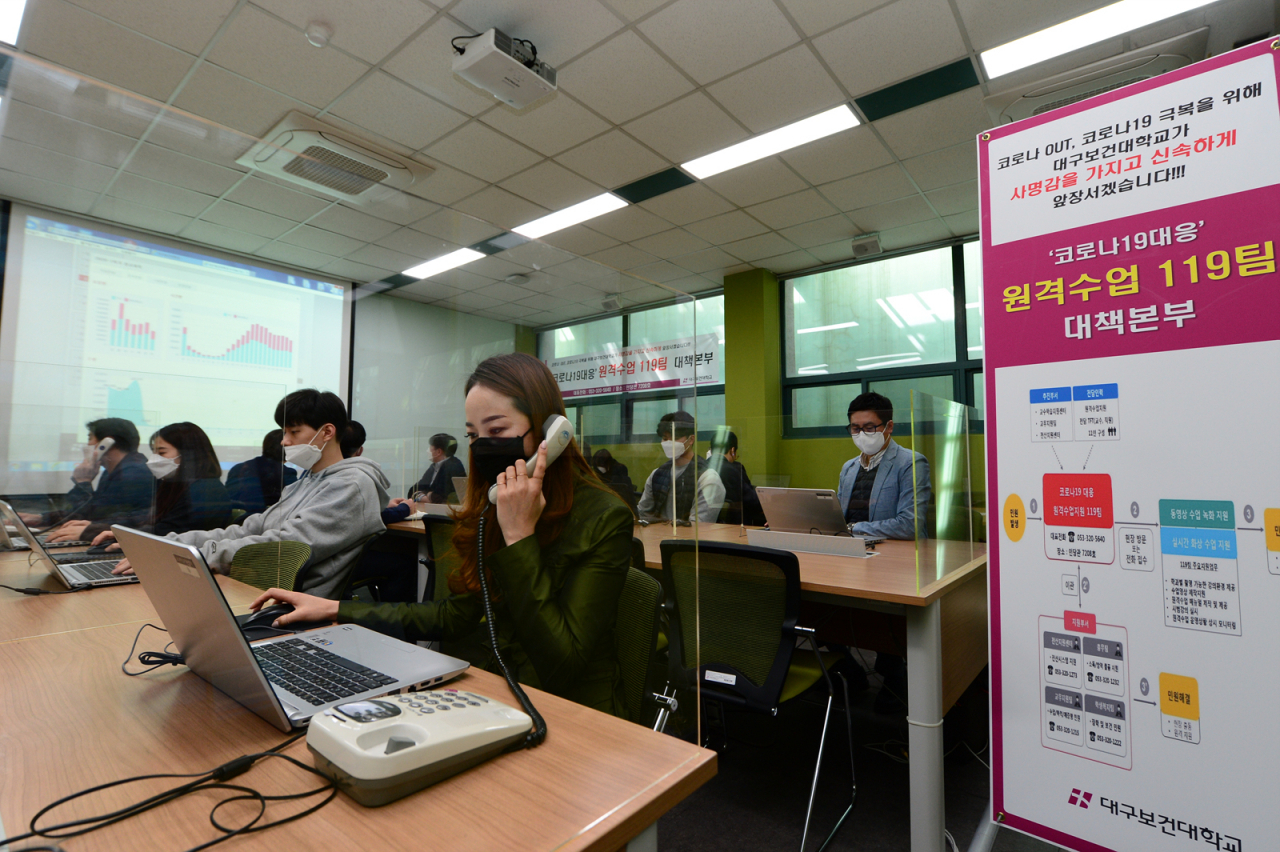 대구보건대 코로나19 대응지원단이 재학생 등의 민원 업무를 처리하고 있다.[대구보건대 제공]