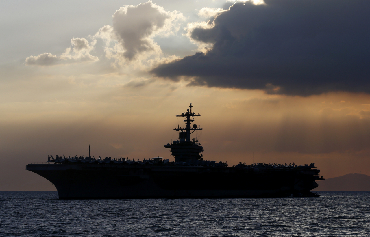 미국의 핵 항공모함 시어도어 루즈벨트호의 함장이 선내 병사 가운데 코로나19 확진자가 빠르게 늘고 있어 격리 시설 지원이 필요하다는 내용의 이례적 서한을 해군 측에 지난달 30일 발송했다고 샌프란시스코크로니클이 보도했다. 이 항모는 현재 괌에 머물고 있으며 최대 200명이 확진판정을 받은 걸로 전해졌다. [AP]