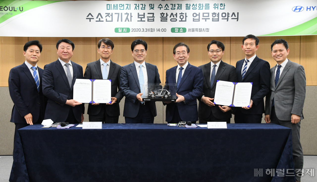 박원순(오른쪽 네번째) 서울시장과 공영운(다섯번째) 현대자동차㈜ 사장이 지난달 31일 시청 6층 영상회의실에서 수소경제 활성화 방안을 논의하고 ‘친환경 수소전기차 및 수소충전 인프라 보급 등에 관한 양해각서’를 체결한뒤 관계지들과 함께 기념사진을 찍고 있다. [서울시]