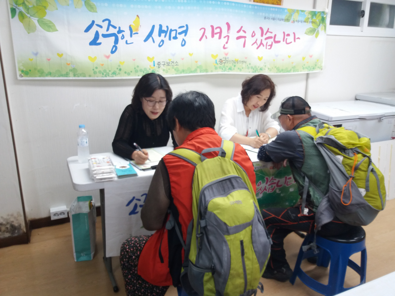 중구보건소 자살예방전담사가 중림복지관에서 자살예방 상담하는 모습. [중구 제공]
