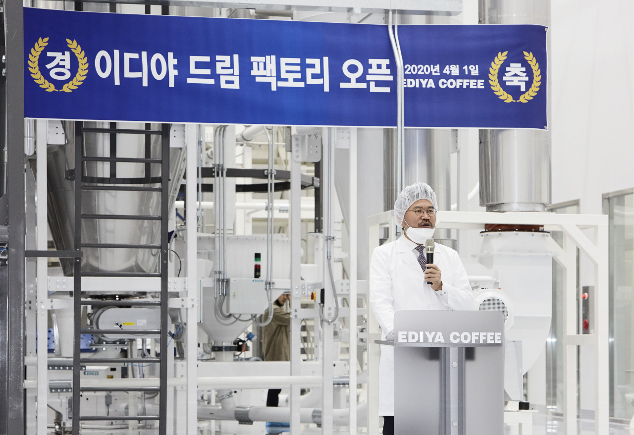 문창기 이디야커피 회장이 1일 드림팩토리 준공식에서 연설을 하고 있다. [이디야커피 제공]