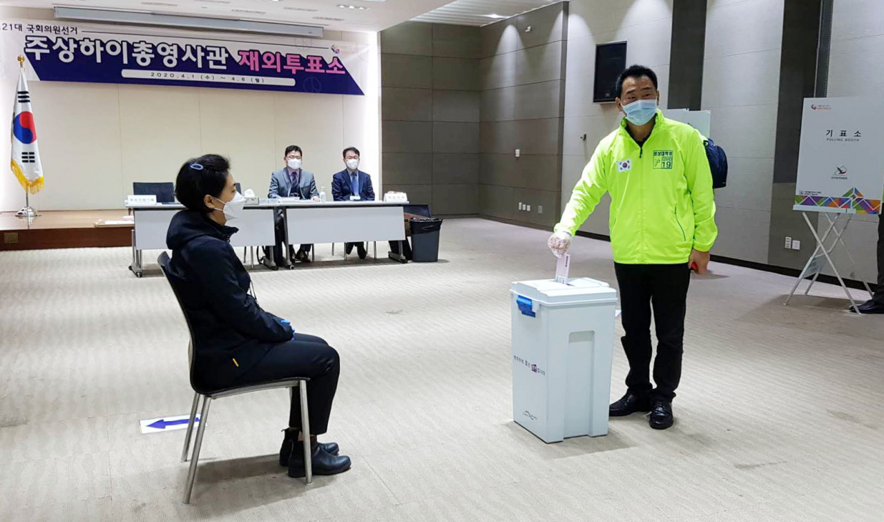 1일(현지시간) 주상하이 한국 총영사관 1층 강당에 있는 재외 투표소에서 가장 먼저 투표한 박상윤 상하이 한국상회 회장이 투표용지를 담은 봉투를 투표함에 넣고 있다. [연합]
