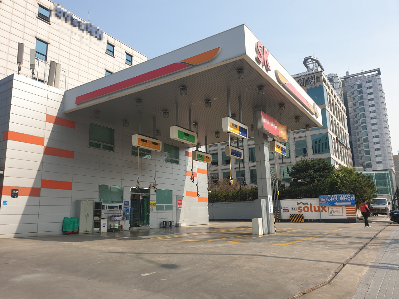 지난 달 31일 오후 서울 서초구의 한 주유소. 대로변에 있어 평소 방문차량이 많았지만 코로나19 여파로 한산한 모습이다. 김현일 기자.