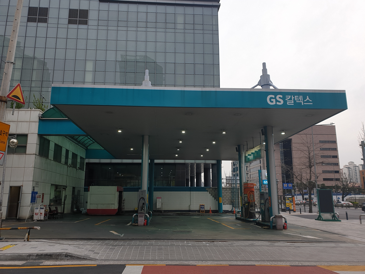 지난 달 31일 서울 용산구의 한 주유소. 강변북로와 인접해 드나드는 차량이 많은 곳이었지만 코로나19 발생 이후 한적한 모습이다. 김현일 기자
