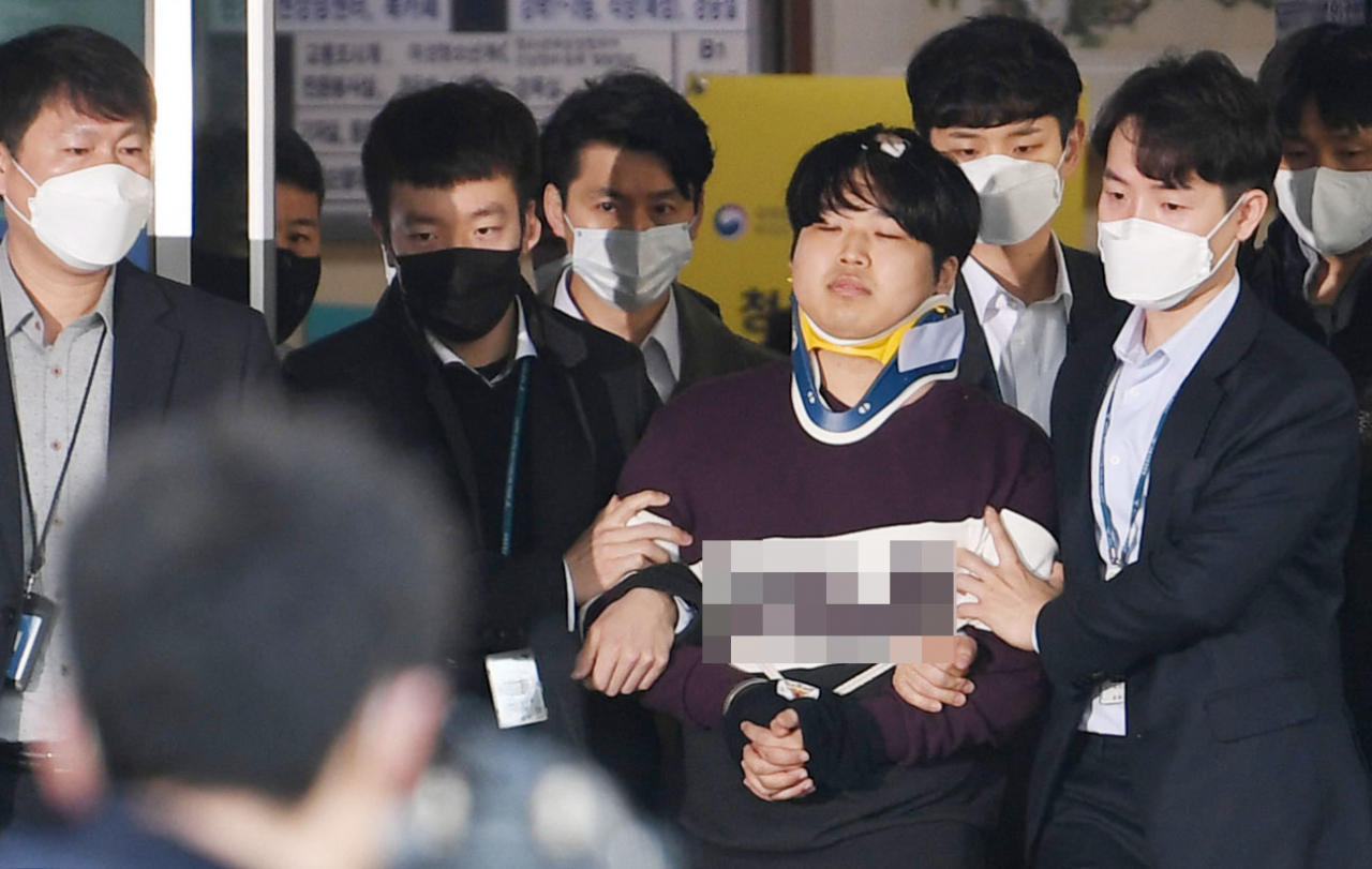 텔레그램 '박사방' 운영자 조주빈이 지난달 25일 서울 종로경찰서에서 검찰로 송치되고 있다. [연합]