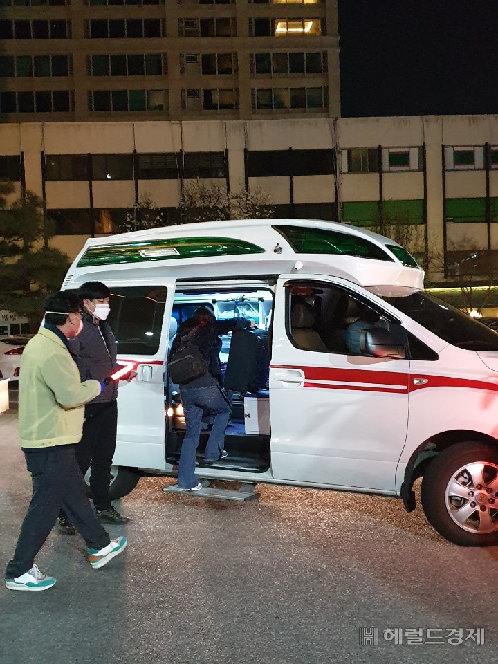 31일 강남보건소에서 검체검사를 받은 해외입국자가 집으로 가기 위해 전용 앰뷸런스를 타고 있다. [강남구 제공]