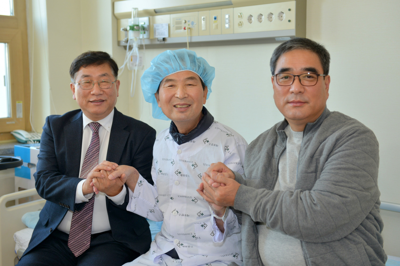 〈사진설명: 2017년 수술 당시 삼형제 사진, 오른쪽이 넷째 박구식, 가운데 둘째 박안식, 왼쪽 셋째 박성식 씨〉