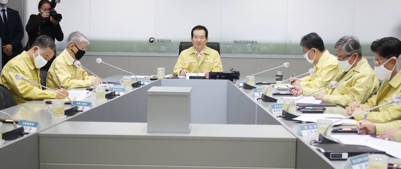 정세균(가운데) 국무총리가 1일 오전 정부서울청사 중앙재난안전상황실 서울상황센터에서 열린 코로나19 대응 중앙재난안전대책본부 회의를 주재하며 발언하고 있다. ［연합］