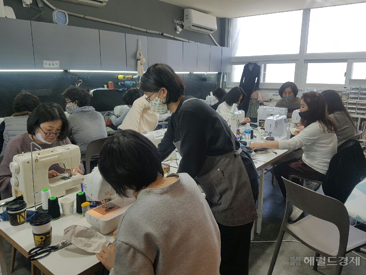 마스크봉사단이 면마스크를 제작하고 있다. [성동구]