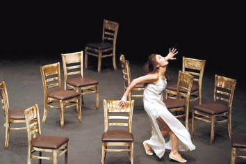 연극 ‘의자 고치는 여인’의 한 장면[한국문화예술위원회 제공]