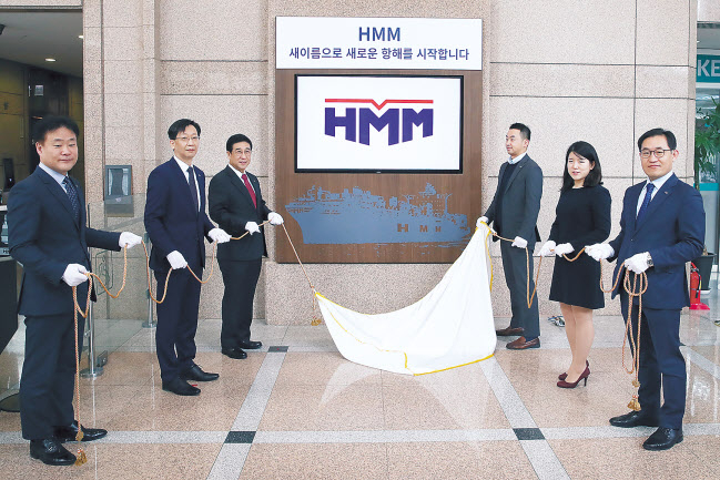 HMM은 1일 오전 10시 종로구 율곡로 사옥 1층 로비에서 ‘HMM 사명 선포식’을 개최했다. 배재훈 HMM 사장(좌측 세번째)을 비롯해 박진기 컨테이너사업총괄(좌측 두번째), 최윤성 경영전략실장(우측 첫번째), 정준 벌크사업본부장(좌측 첫번째), 우영수 노조위원장(우측 세번째), 김현미 수평선회(여직원회) 회장(우측 두번째)이 HMM 사명 제막식 이후 기념 촬영을 하고 있다. [HMM 제공]