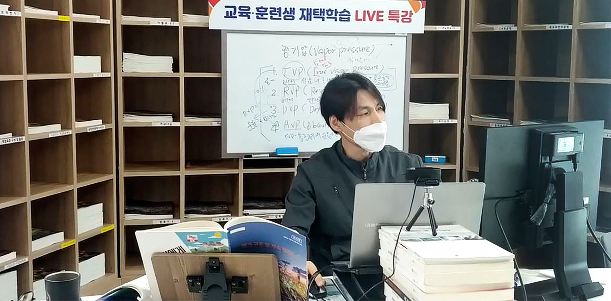 SK울산Complex 훈련 교관이 교육훈련생을 대상으로 온라인 라이브 강의를 진행하고 있다. [SK이노베이션 제공]