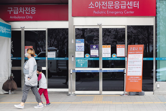 1일 오전 신종 코로나바이러스 감염증(코로나19) 확진자가 발생한 서울 송파구 서울아산병원 소아전문응급센터가 폐쇄돼있다. 서울아산병원은 1인실에 입원해 있던 9세 여아가 전날 오전 병원에서 코로나19 진단검사를 받았고, 오후 양성으로 확인돼 음압병실로 옮겼다고 밝혔다. [연합]