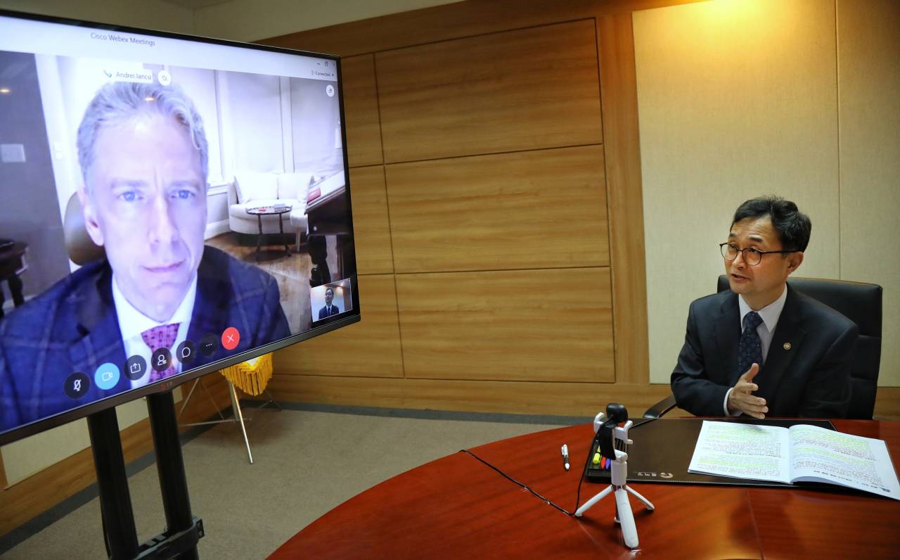 화상회의중인 박원주 특허청장(오른쪽)과 안드레이 이안쿠(Andrei Iancu) 미국 특허상표청장
