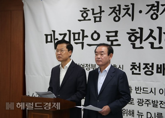 민생당 천정배,장병완 의원이 1일 광주시의회에서 총선 공동기자회견을 갖고 있다. /박대성기자